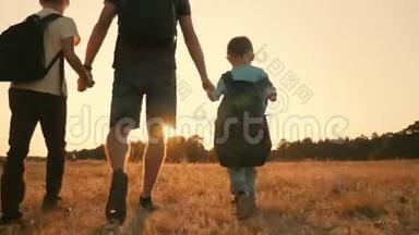 幸福的家庭<strong>周游世界</strong>.. 父亲和两个儿子从事户外旅游.. 健康生活方式的概念